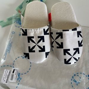 Off white slipper S-M